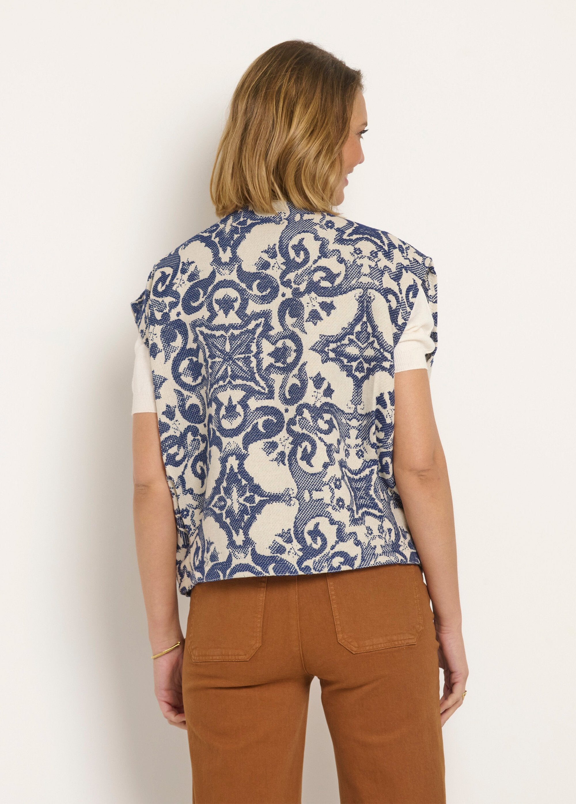 Sleeveless_round-neck_jacquard_jacket_Blue_DO1_slim